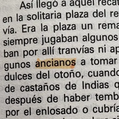 A word marked with an orange highlighter in a Spanish book.